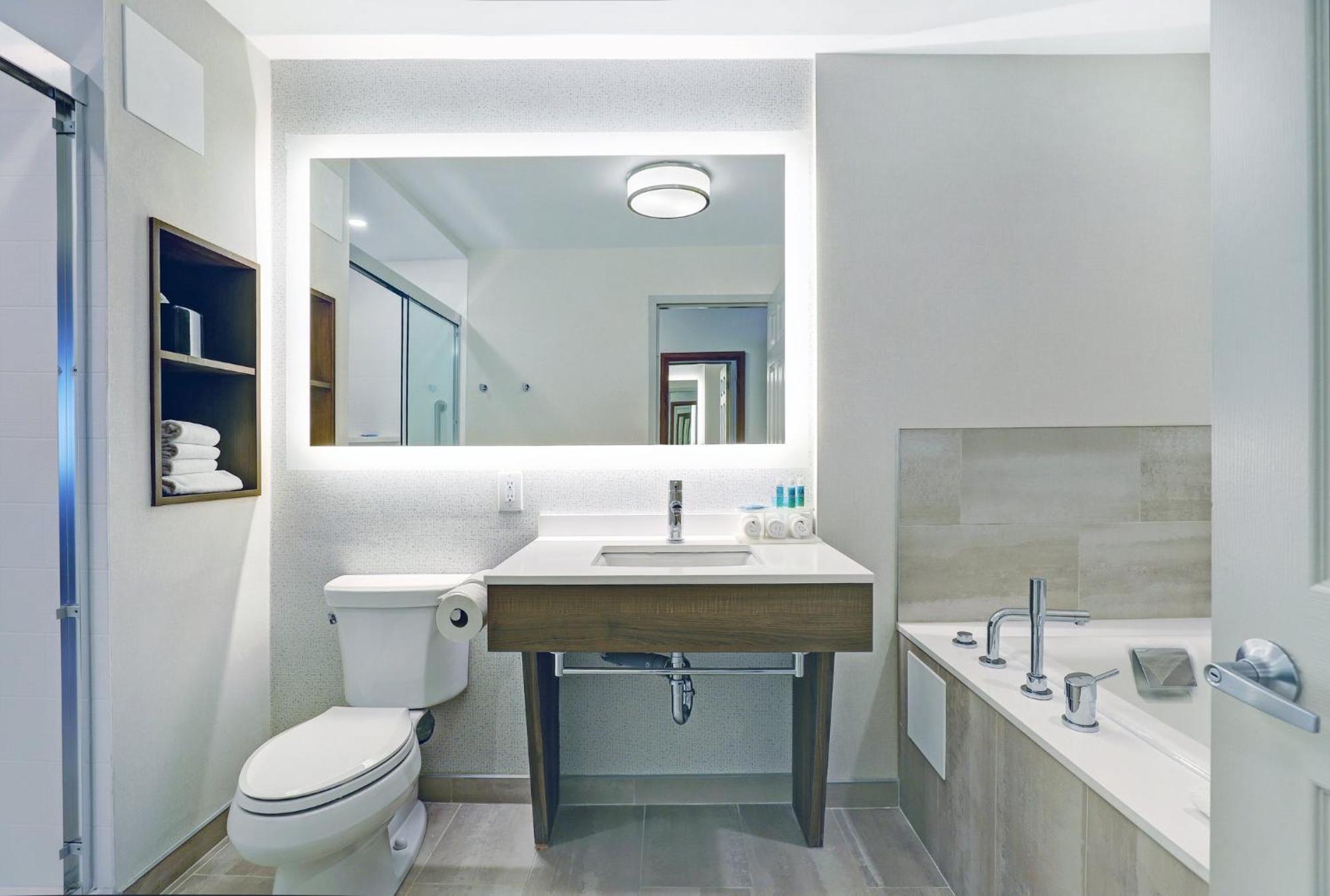 Holiday Inn Express Whitby Oshawa By Ihg Esterno foto