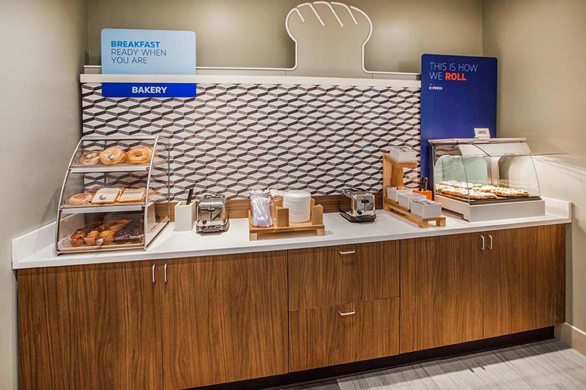 Holiday Inn Express Whitby Oshawa By Ihg Esterno foto