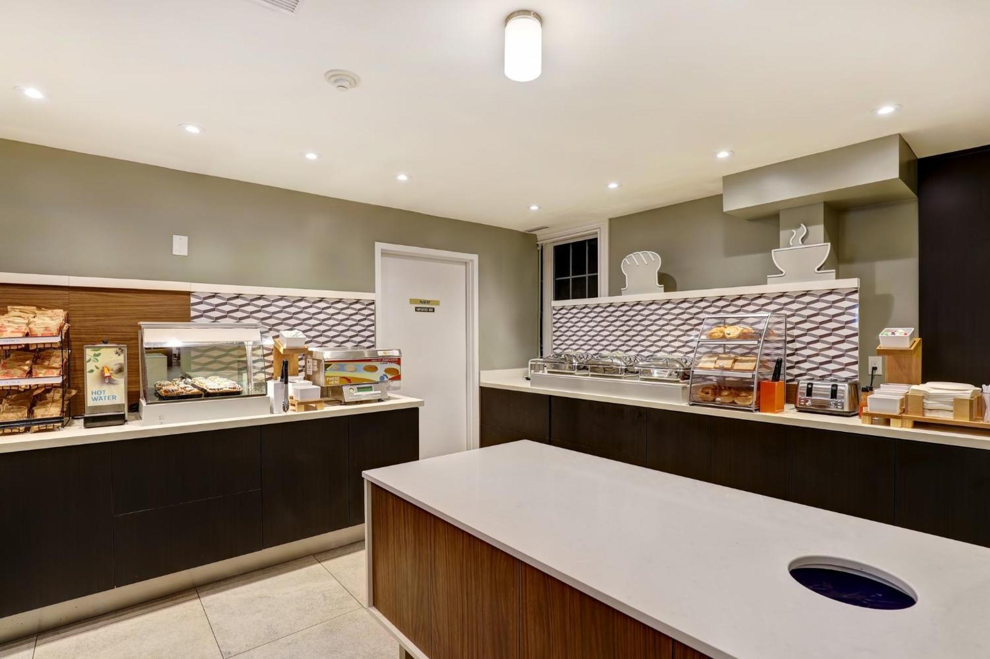 Holiday Inn Express Whitby Oshawa By Ihg Esterno foto