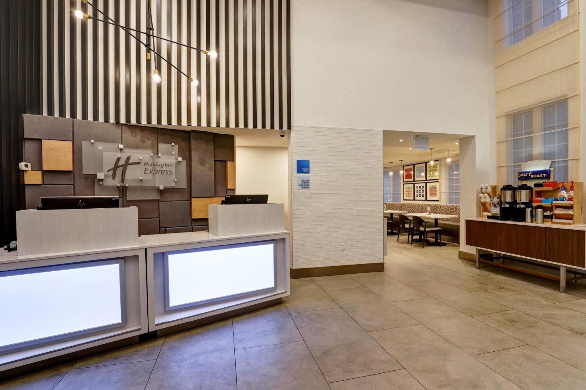 Holiday Inn Express Whitby Oshawa By Ihg Esterno foto
